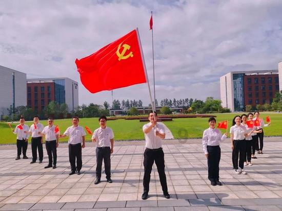 逃离金刚鹦鹉森林
